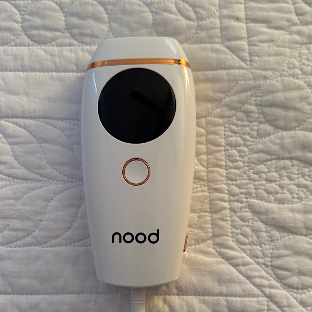 Nood Hair Removal Device with Gold Accents